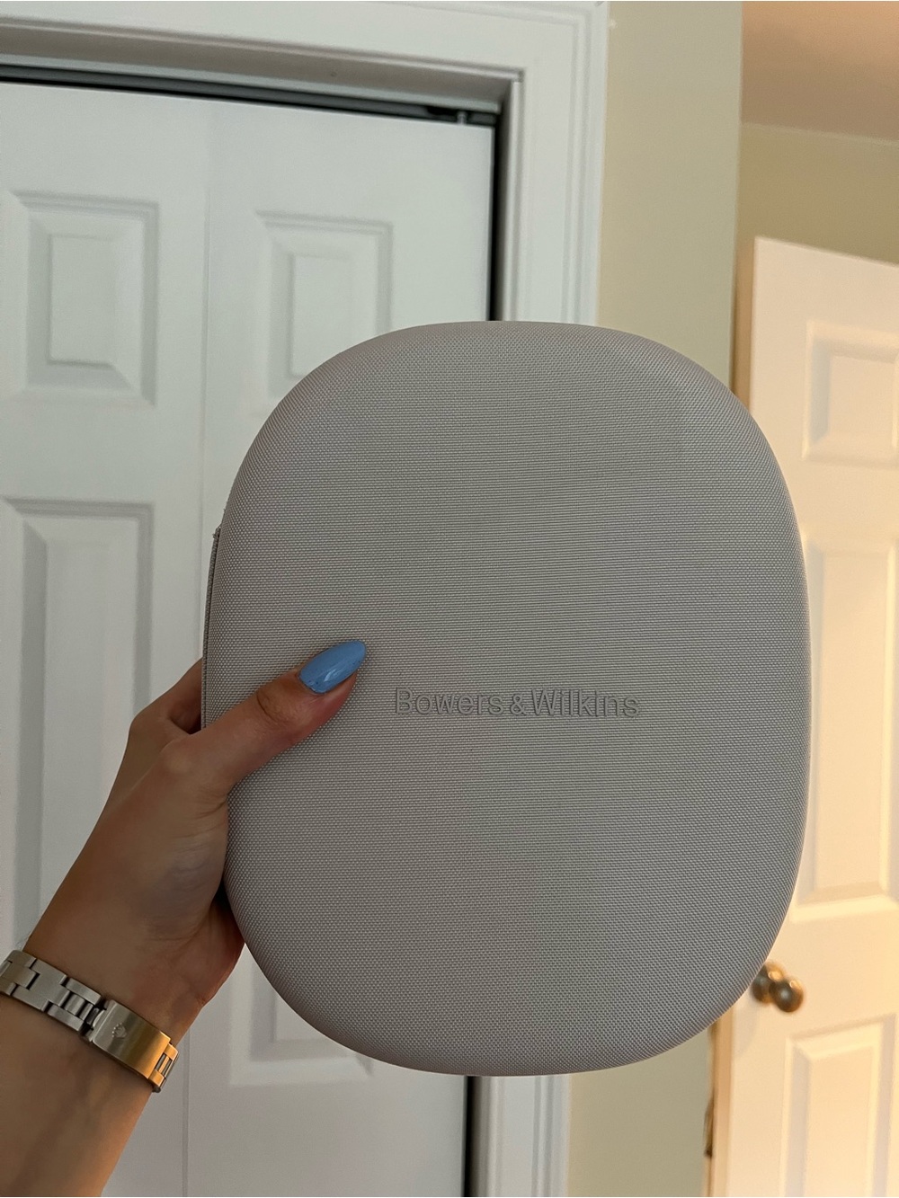 Bowers & Wilkins Cream Over-Ear Wireless Headphones with Gold Trim - Picture 2 of 4